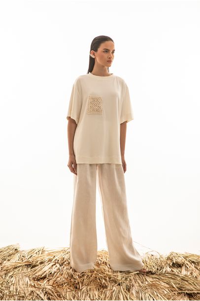 T-shirt Malha Bolso Crochê Rebeca Sampaio - Off White